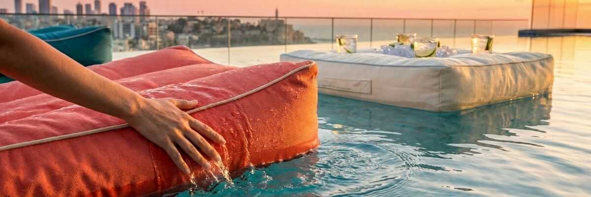 אווירת שקיעה יוקרתית עם שולחן בר צף לבריכה LÜMA AQua Bar