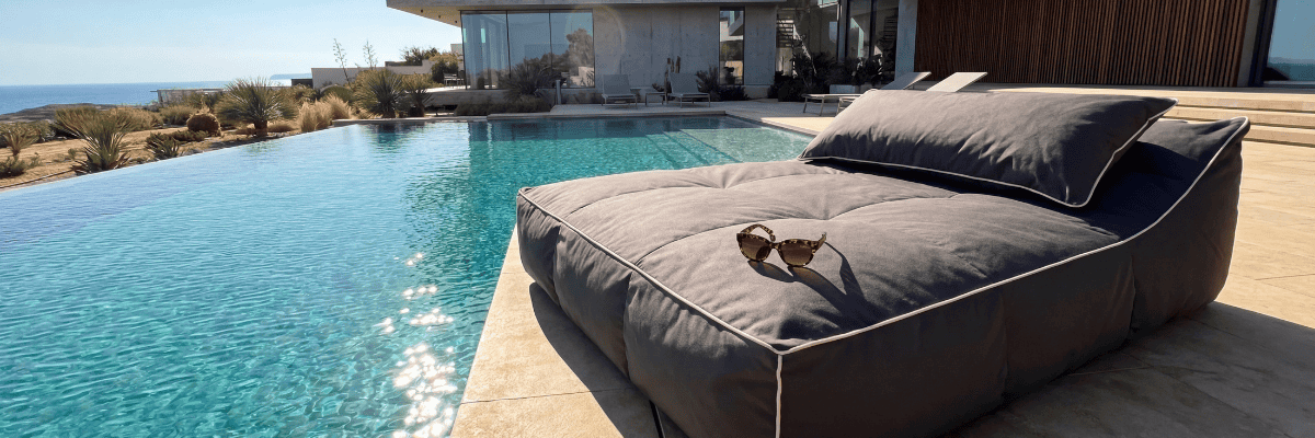 מיטת רביצה זוגית פרימיום ליד בריכת אינפיניטי