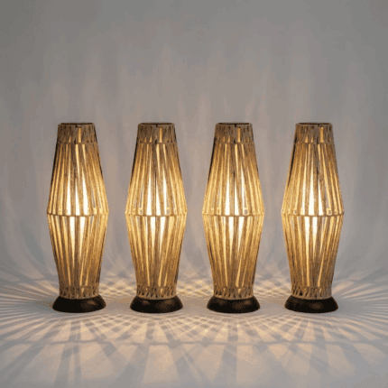 סט של 4 מנורות סולאריות גבוהות "קוברה" עם גוף קלוע בהיר, תאורת שביל ודק