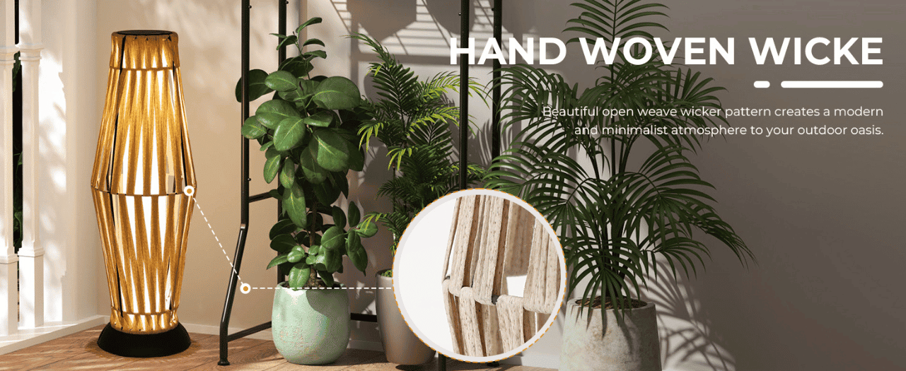 מנורת ראטן סולארית גבוהה ליד צמחייה – עיצוב טבעי יוקרתי