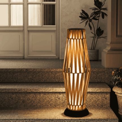 מנורת חוץ סולארית מוארת על מדרגות הכניסה לבית