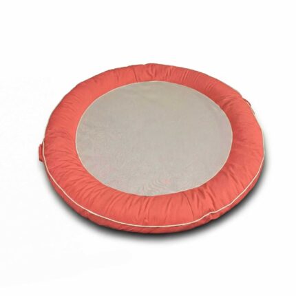 אבוב פוף צף ענק דגם AQua Ring של לומה בצבע חול על רקע לבן. הדגשה על הצבע הקלאסי והשימוש בבריכה.