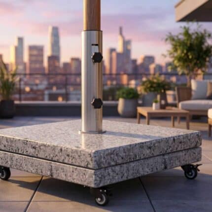 בסיס שמשיה יוקרתי מגרניט ונירוסטה דגם איתן של LÜMA במרפסת גג עם נוף אורבני.