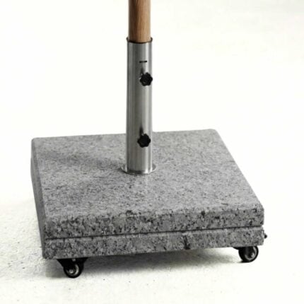 צילום סטודיו נקי של בסיס שמשיה מגרניט על גלגלים דגם איתן של LÜMA.