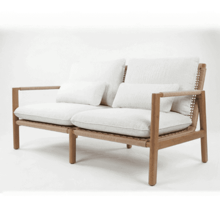 זווית קדמית של ספה דו-מושבית מעוצבת MILOS מבית LÜMA. ריהוט גן יוקרתי, אלומיניום דמוי עץ, חבל סרוג וריפוד אולפין.