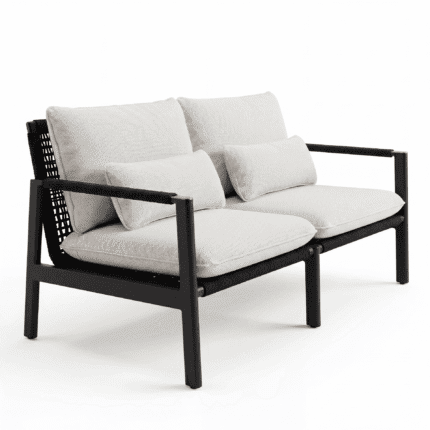 ספה דו-מושבית מעוצבת למרפסת מדגם MILOS. ריהוט גן יוקרתי של LÜMA, שלדת אלומיניום בצבע בזלת, חבל סרוג וריפוד אולפין קרם-חול.