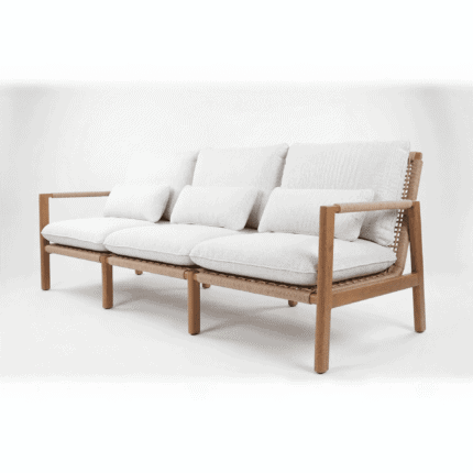 זווית קדמית-צדית של ספה תלת-מושבית MILOS. ריהוט גן יוקרתי של LÜMA מאלומיניום דמוי עץ, חבל סרוג וכריות בד אולפין.