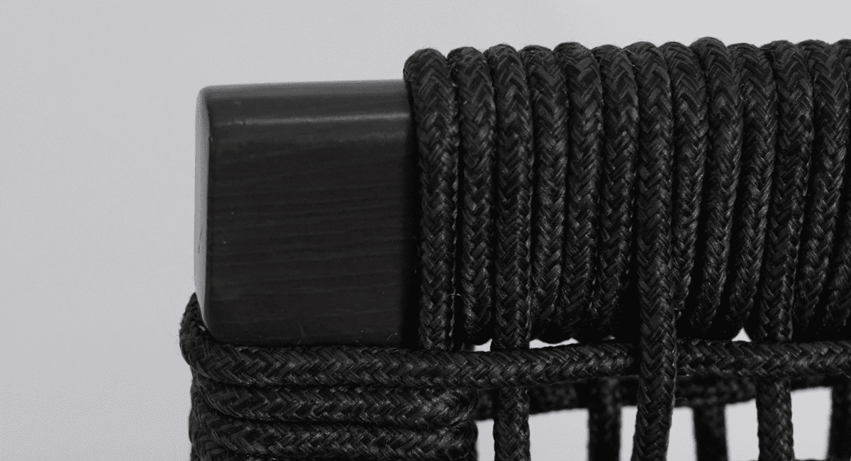 גימור שחור פחם מט באלומיניום של כורסת MILOS