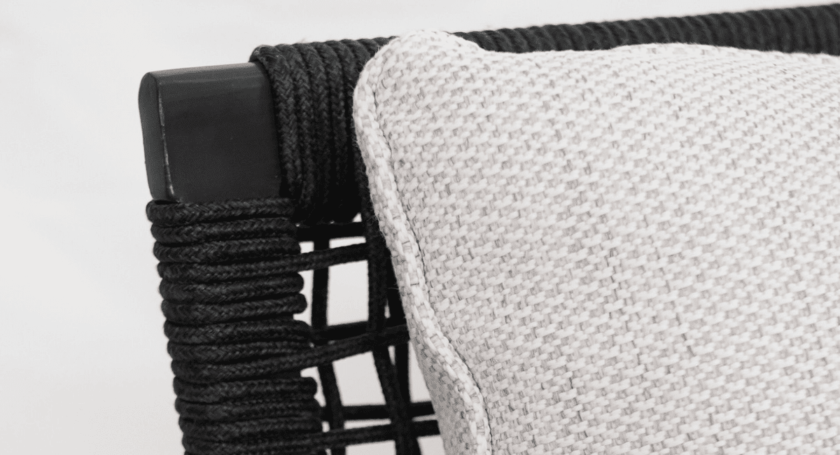 קונטרסט בין שלדת אלומיניום שחורה וכרית בהירה בכורסת MILOS