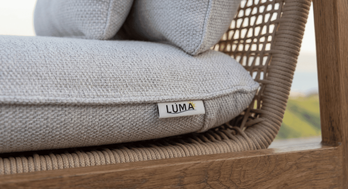 כריות תפוחות מבד אולפין בכורסת MILOS