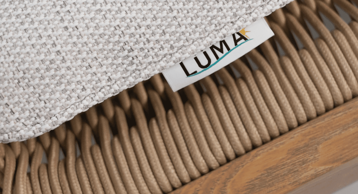 תקריב סיבי בד אולפין איכותי ותגית LUMA