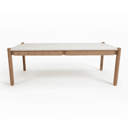 מבט חזיתי ישיר על שולחן קפה מלבני (120x60 ס"מ) מדגם MILOS של לומא. בסיס אלומיניום דמוי עץ, חבל סרוג ומשטח טרצו אבן ירח יוקרתי.