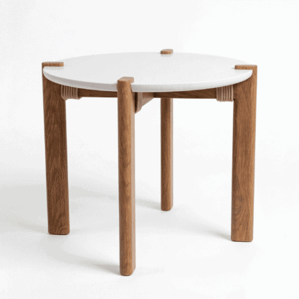 תקריב שזירת חבל קלוע גיאומטרי בגוון חול על שלדת אלומיניום בגימור מדברי (דמוי עץ) בשולחן צד MILOS לריהוט גן יוקרתי.