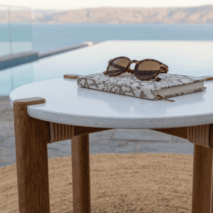 שולחן צד עגול MILOS של לומה בקוטר 57 ס"מ. בסיס אלומיניום מדברי דמוי עץ, חבל קלוע חול ומשטח טרצו יוקרתי בהיר.