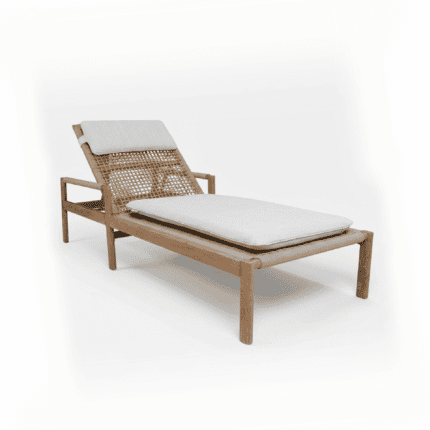 זווית קדמית-צדית של מיטת שיזוף מעוצבת MILOS. מציגה ריהוט גן יוקרתי מאלומיניום דמוי עץ וחבל סרוג מבית LÜMA.